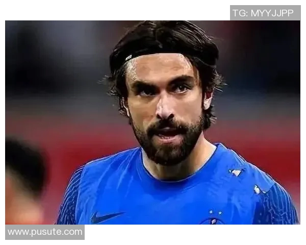 足球明星的个性魅力与独特风格如何影响场上表现与球迷文化